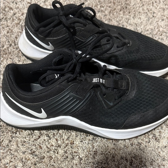 Nike Women's Black and White Athletic Shoes - Picture 2 of 5